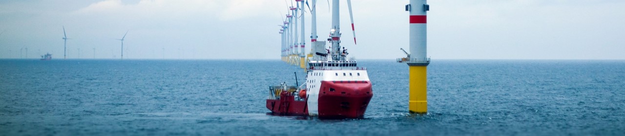 Offshore wind farm and transfer vessel